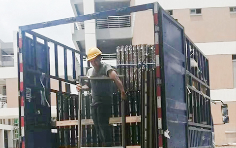 樓上樓門(mén)窗-工程門(mén)窗安裝施工現(xiàn)場(chǎng)