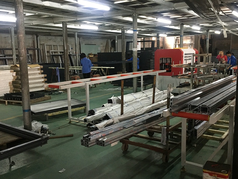 什么？你家的鋁合金門窗只要300元/平？年輕人，耗子喂汁！