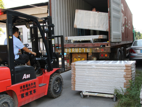 樓上樓門窗-國外鋁門窗產品裝柜